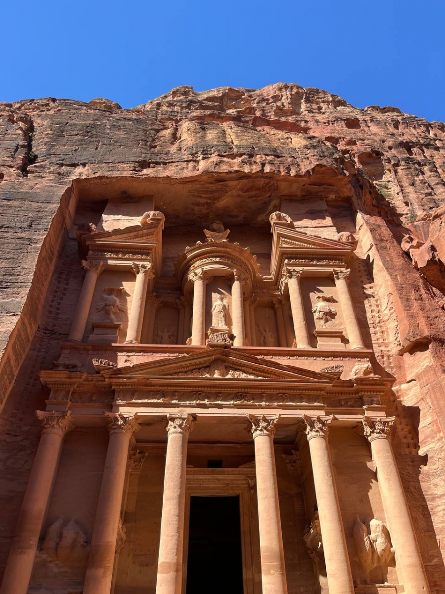 Петра — это древний город, вырезанный в скалах